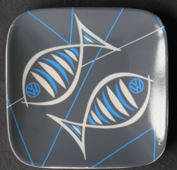 Volkswagen Aschenbecher 1958 Porzellanteller Fischmotiv mit VW Logo (3988)